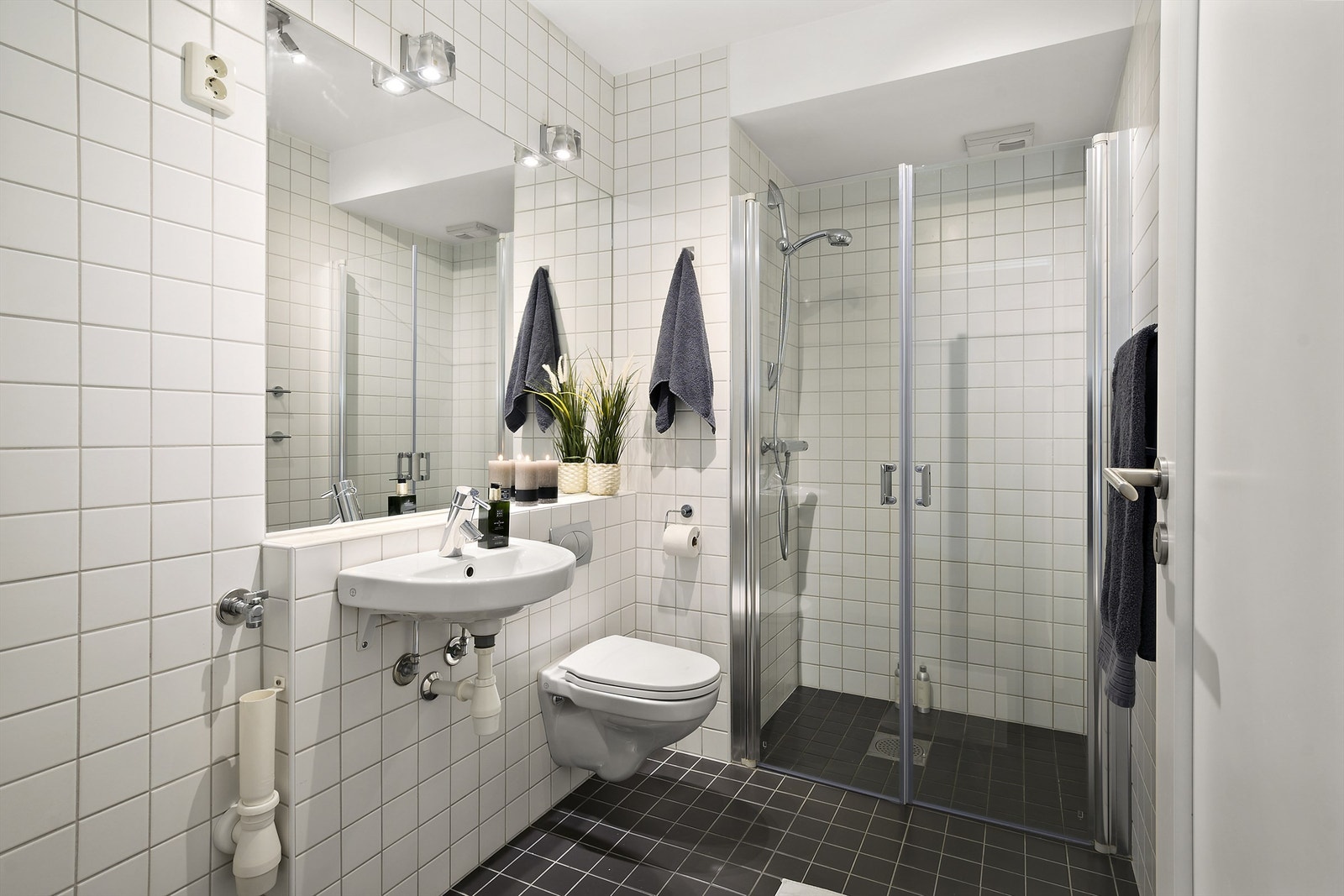 Pent, flislagt bad med varmekabler. Galleribilde