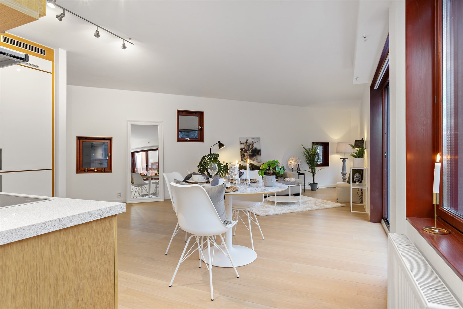 Flott åpen løsning for stue/spisestue/kjøkken med utgang til balkong. Galleribilde