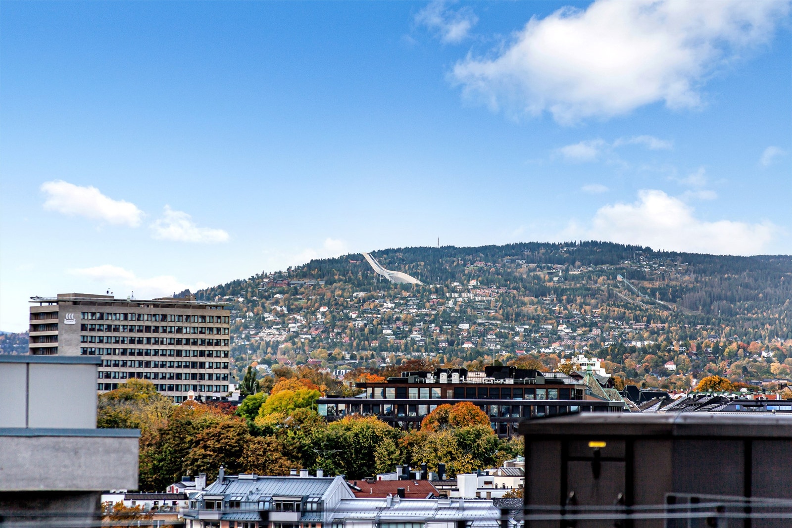 Utsikt til Holmenkollen og Midtstubakken fra felles takterrasse. Galleribilde