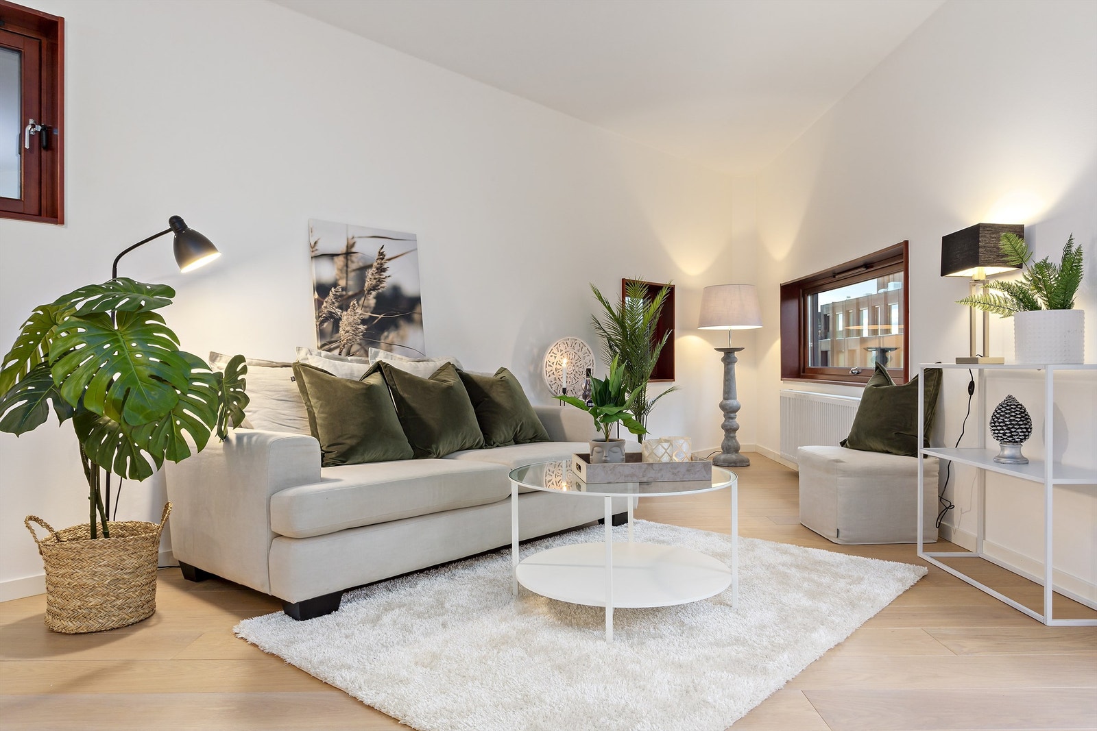 Flott åpen løsning for stue/spisestue/kjøkken med utgang til balkong. Galleribilde