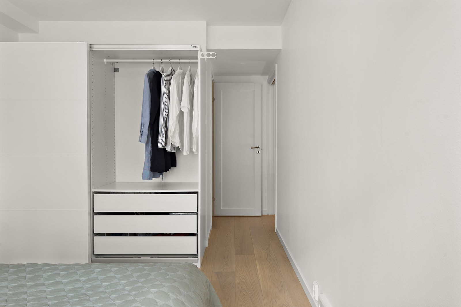 Romslig hovedsoverom med walk-in closet. Galleribilde