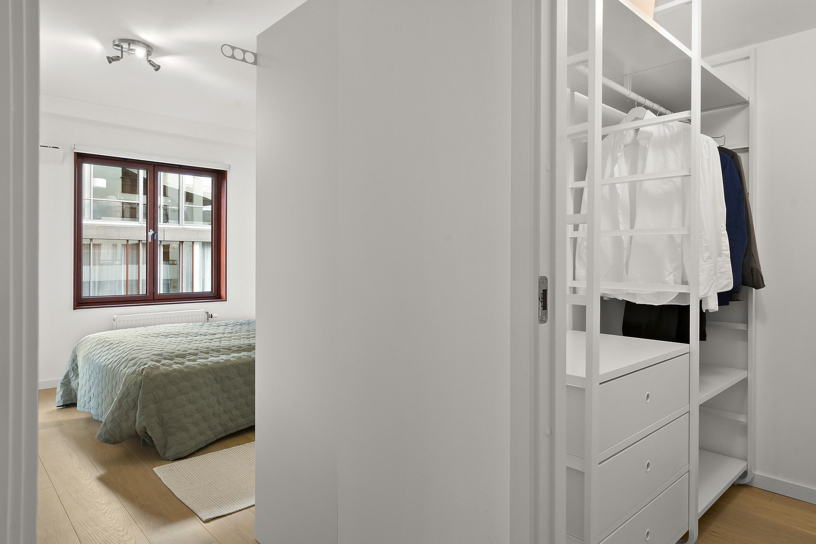 Romslig hovedsoverom med walk-in closet. Galleribilde