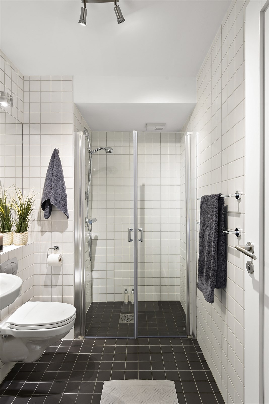 Pent, flislagt bad med varmekabler. Galleribilde
