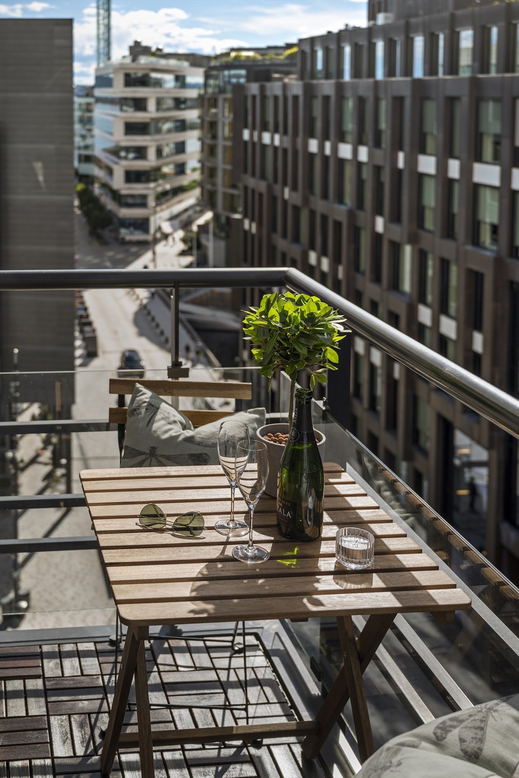 Balkong med gode solforhold og fint utsyn utover Tjuvholmen og mot kanalen og Aker Brygge. Galleribilde