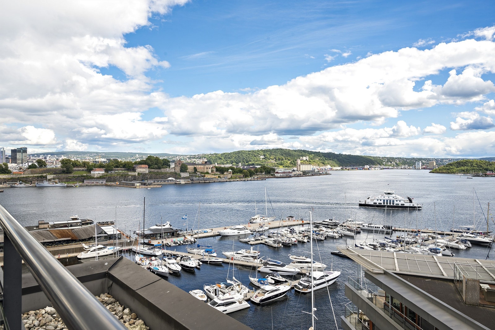 Fantastisk fjordutsikt fra felles takterrasse. Galleribilde