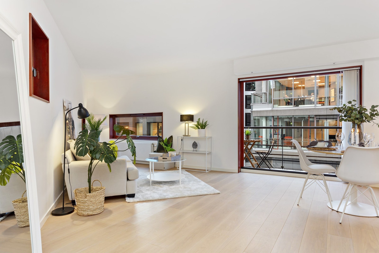 Flott åpen løsning for stue/spisestue/kjøkken med utgang til balkong. Galleribilde