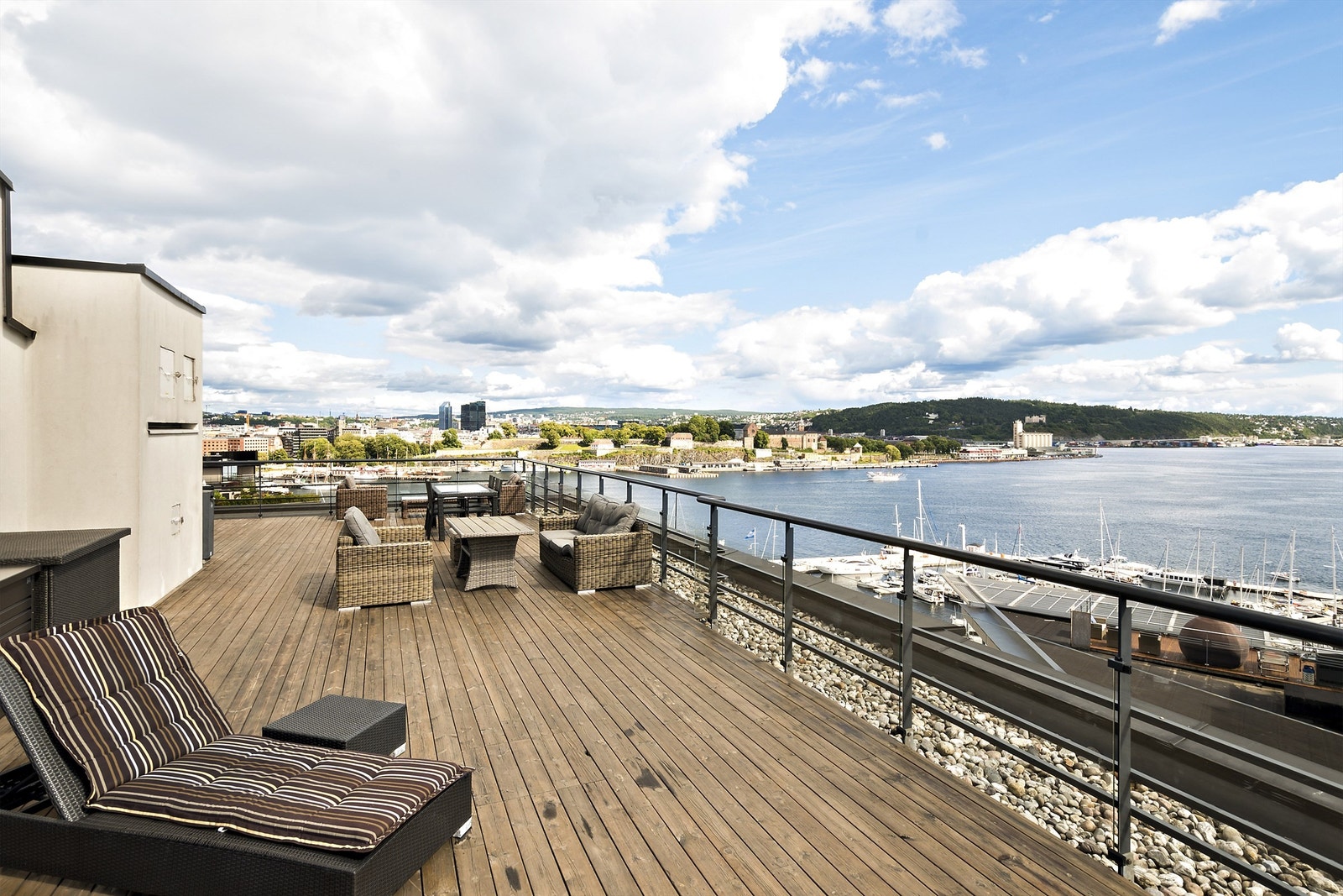 Stor felles takterrasse med fantastisk fjordutsikt. Galleribilde