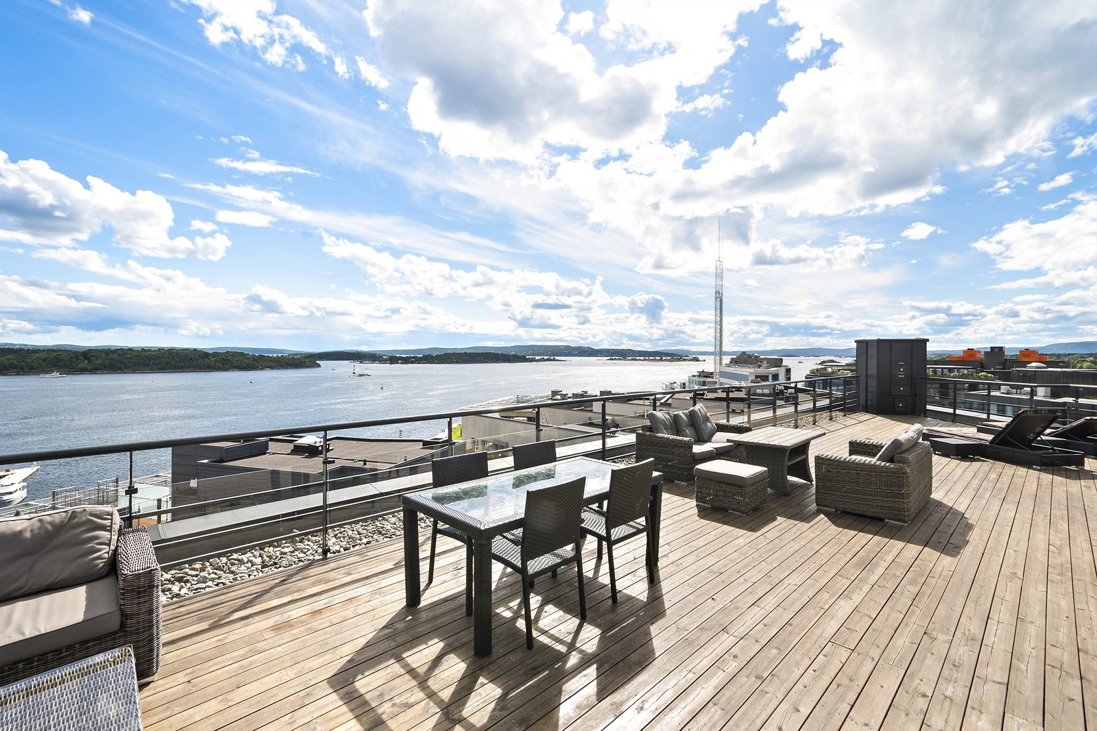 Stor felles takterrasse med fantastisk fjordutsikt. Galleribilde