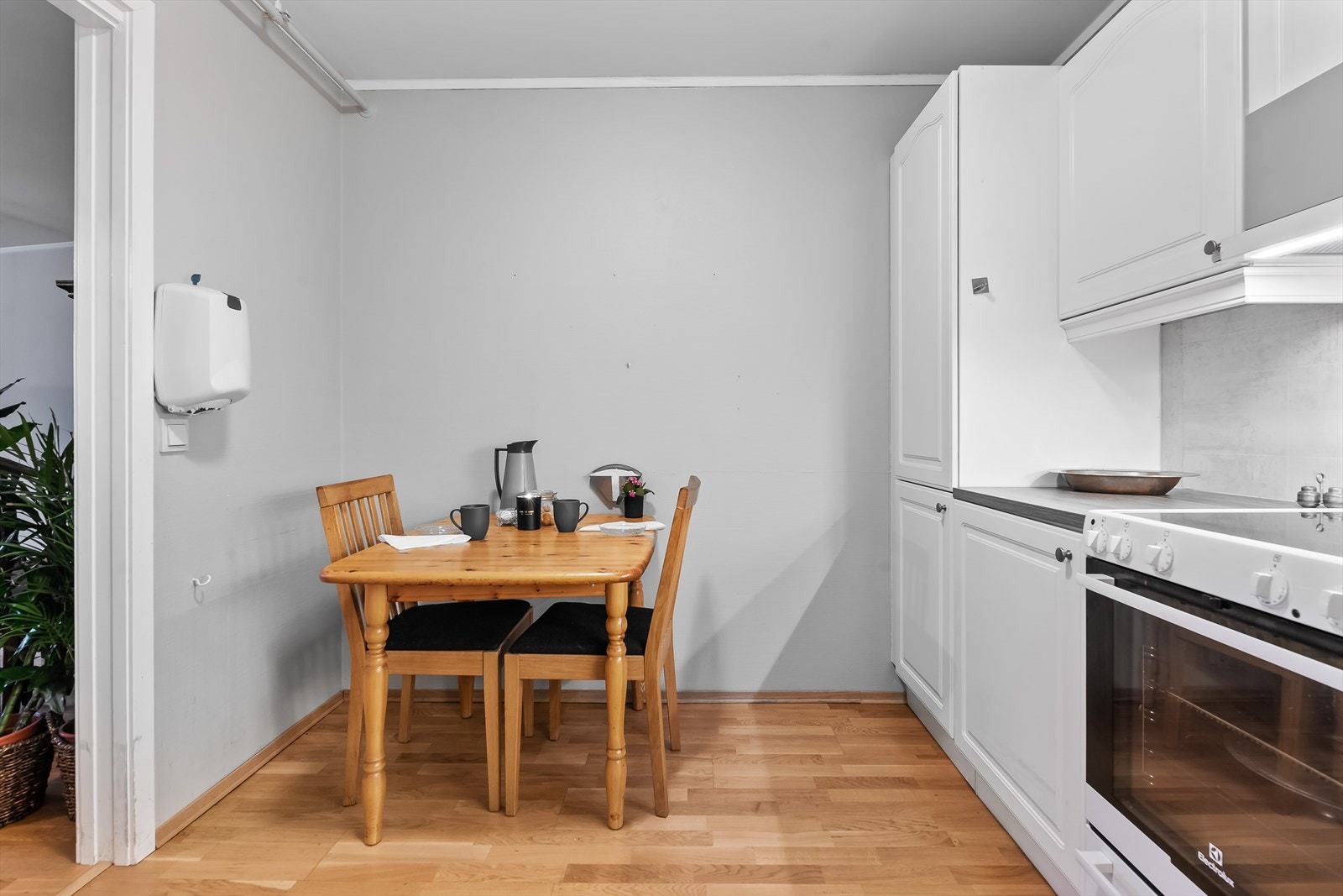 Kjøkkenet har plass til et spisebord. Her kan gjestene følge med samtidig som du lager mat. Galleribilde