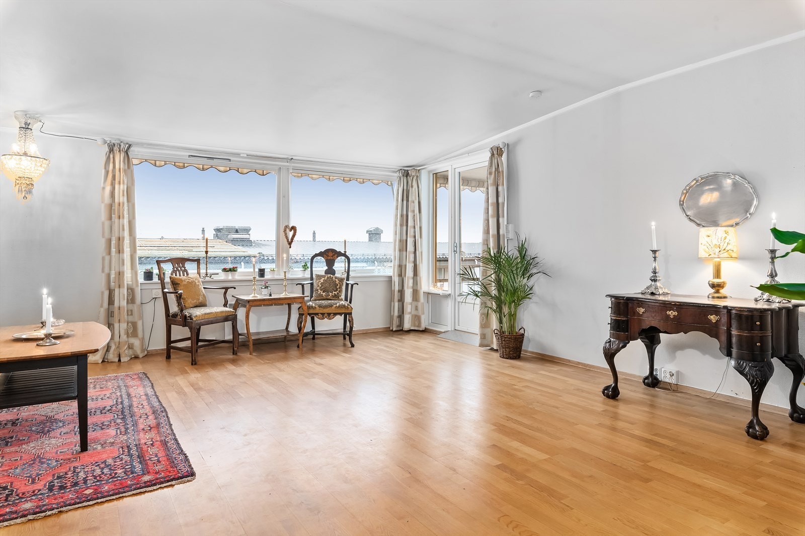 Lys og flott stue med mange innredningsmuligheter. Galleribilde