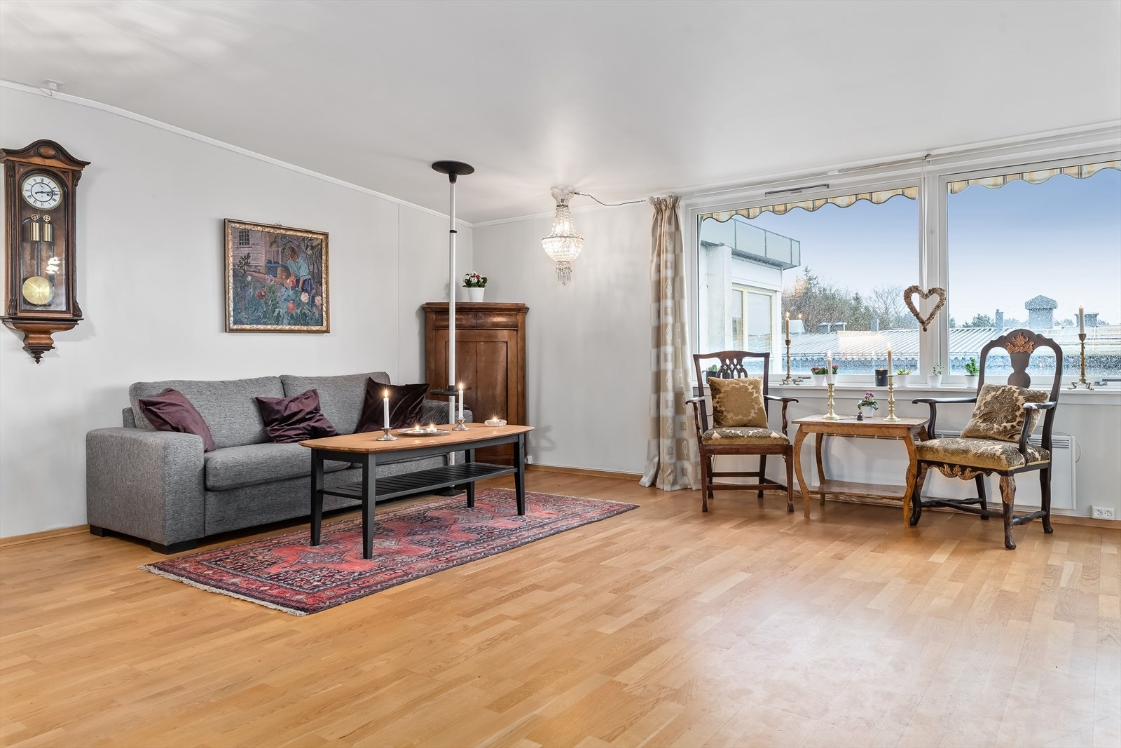 Rommet har plass til god sofa og stort spisebord. Inndelt i naturlige soner. Galleribilde