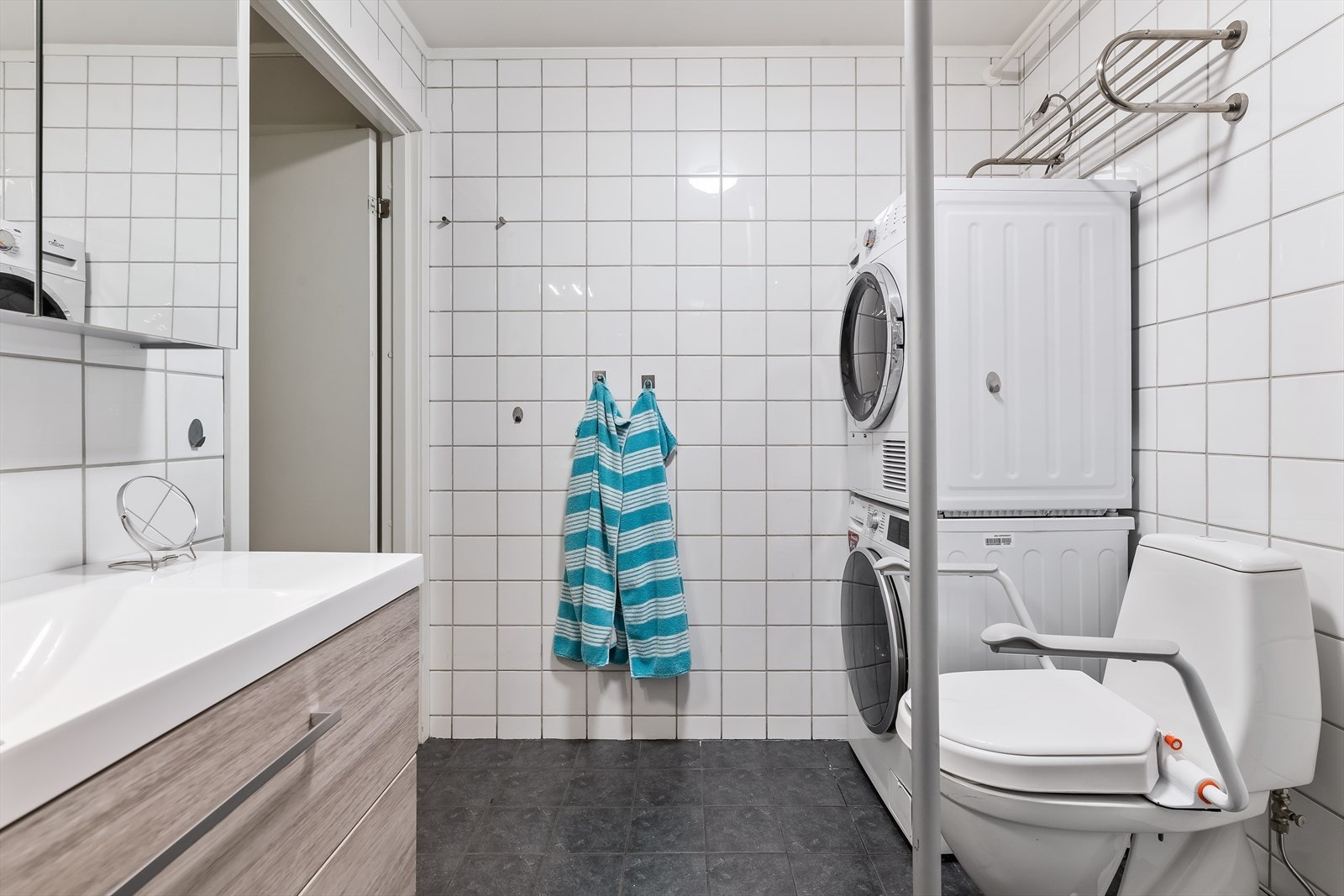 Baderommet har opplegg for vaskemaskin og tørketrommel. Galleribilde