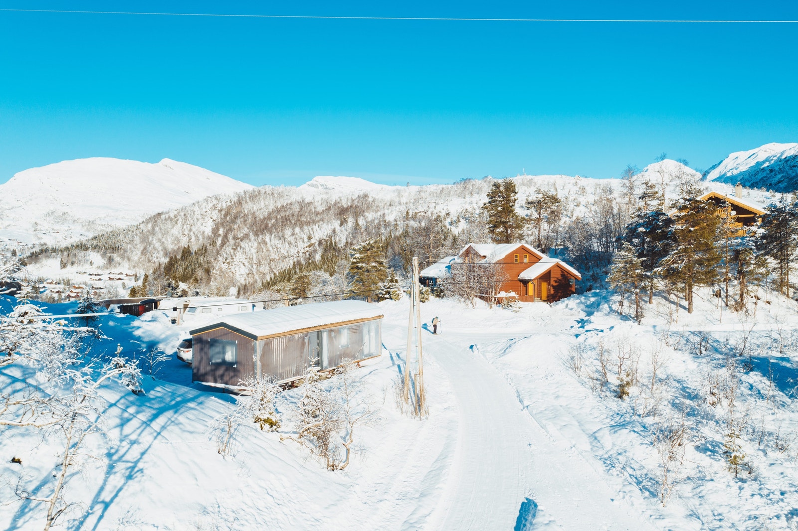 Hytten ligger fint til litt for seg selv inne på Kvamskogen Camping. Galleribilde