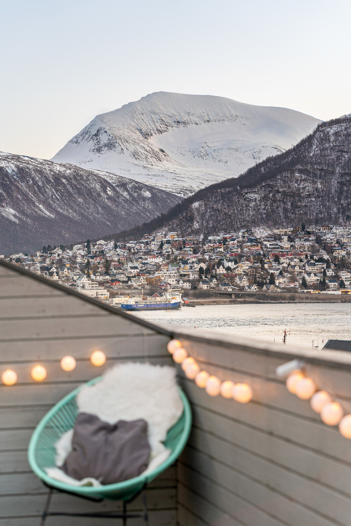 Det er også utsikt over til Tromsdalstinden og Fjellheisen.