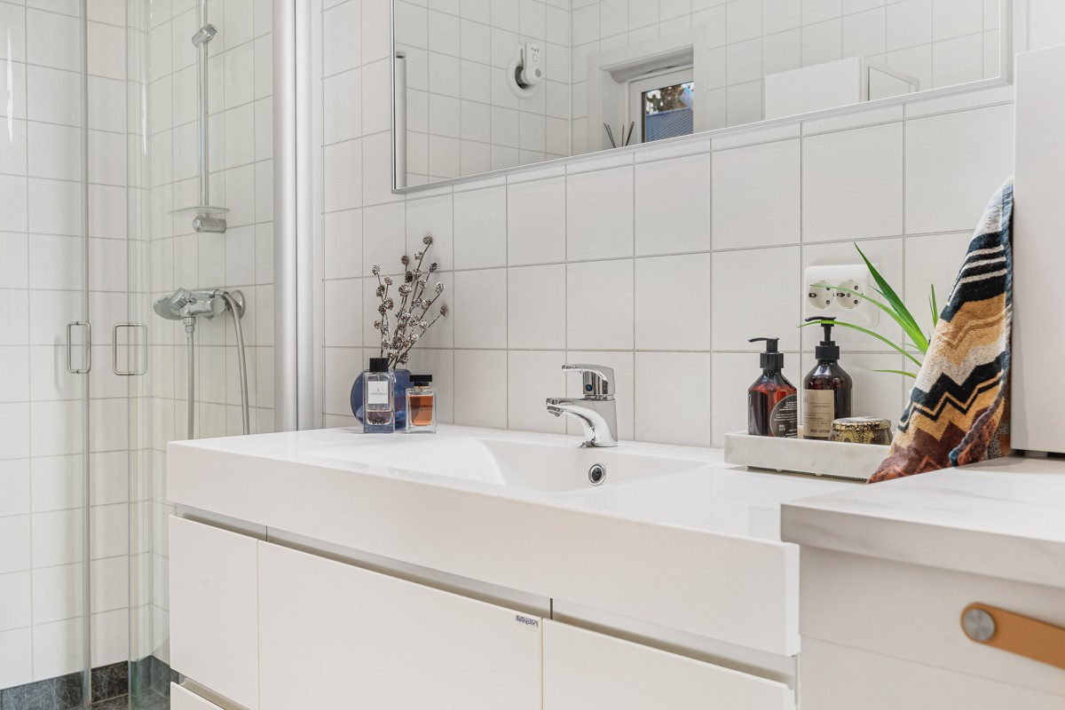 Badet er komplett flislagt med varmekabler