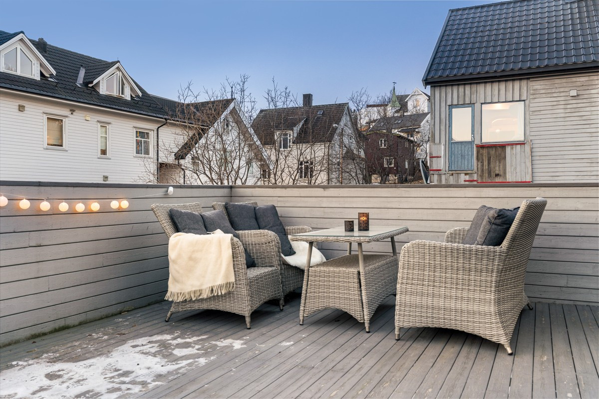 Fellesterrassen har plass til flere sittegrupper