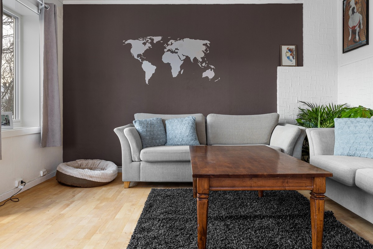 I 1.etasje er det en romslig stue med plass til stor sofa og diverse møblement