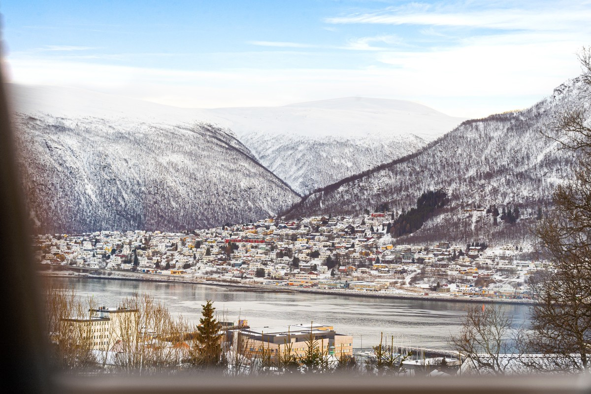 Fra kjøkkenvinduet kan man nyte utsikten mot fastland og Fjellheisen