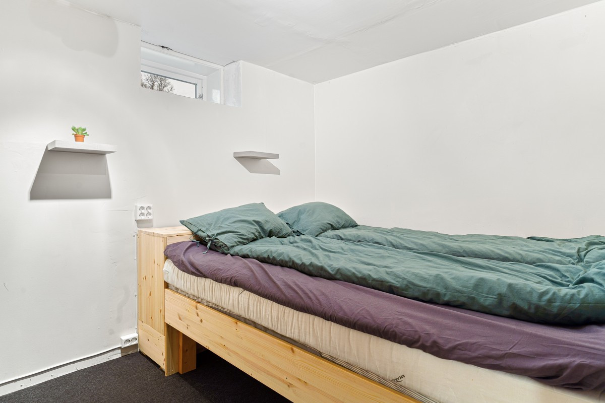 Det ene soverommet har plass til stor seng og diverse oppbevaringsmøbler