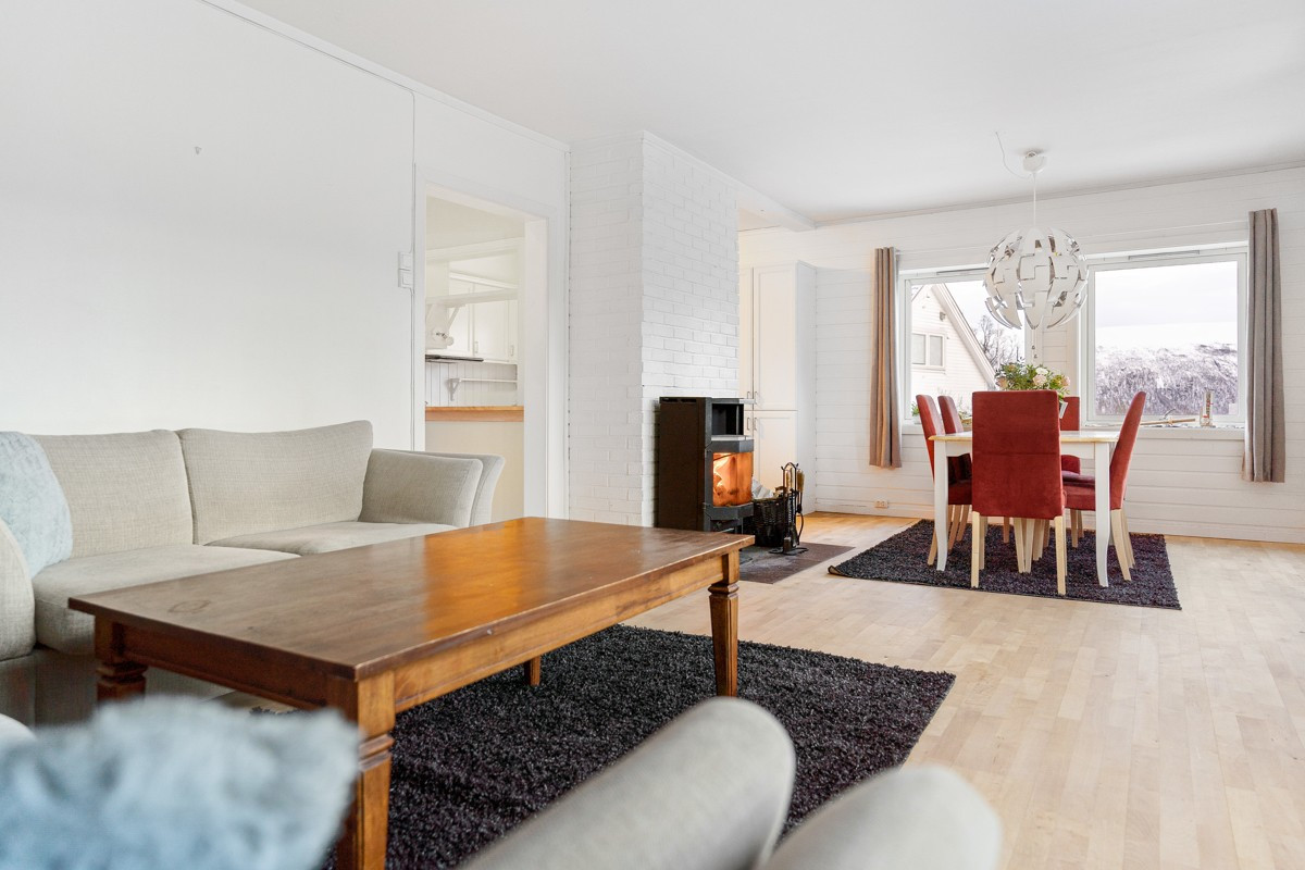 I stua er det også vedovn som skaper en hjemmekoslig atmosfære