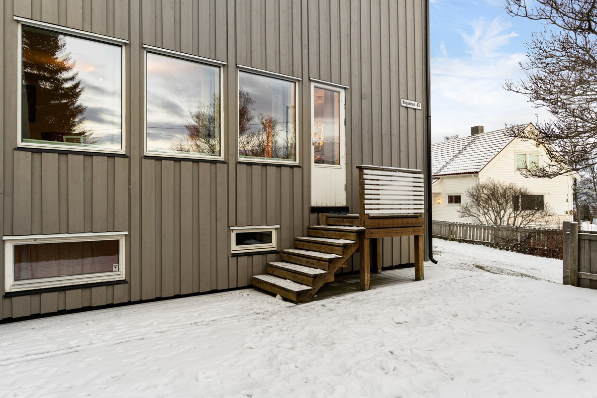 Fra stuen er det utgang til en sørvendt terrasseplatt - her kan man møblere med hagemøbler på sommertid