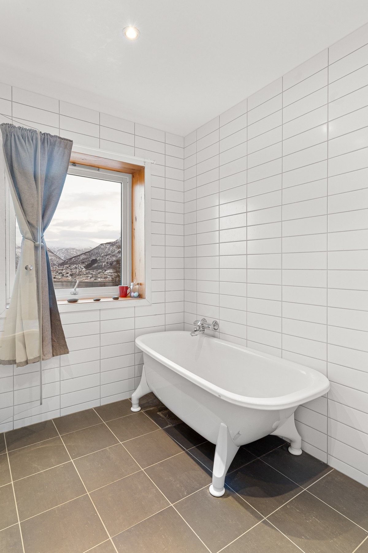 På badet er det både badekar og dusj