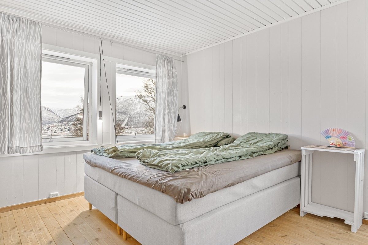 I 2.etasje finner man et romslig hovedsoverom med plass til stor seng