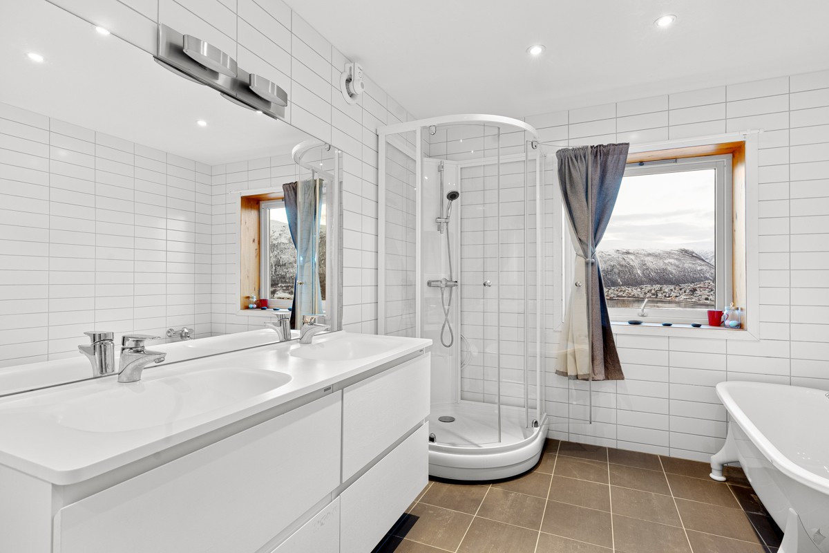 Badet i 2.etasje er komplett flislagt