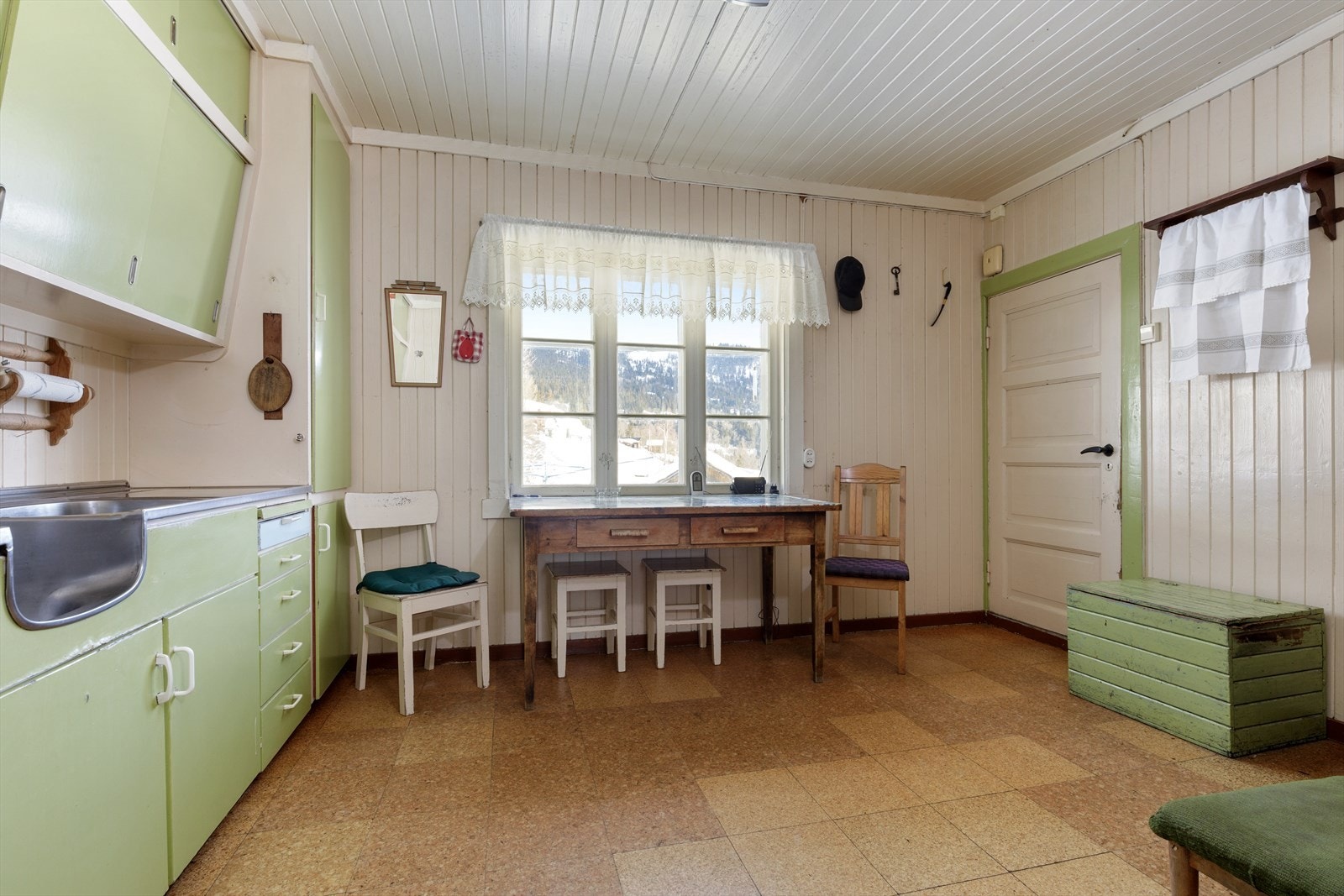 Fra kjøkkenvinduet er det utsikt over gårdstunet. Galleribilde