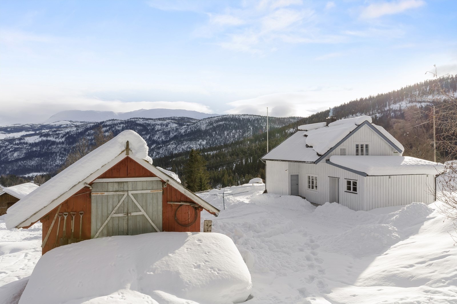 Uthuset har god plass til lagring. Låvebru opp til 2. etasje. Galleribilde