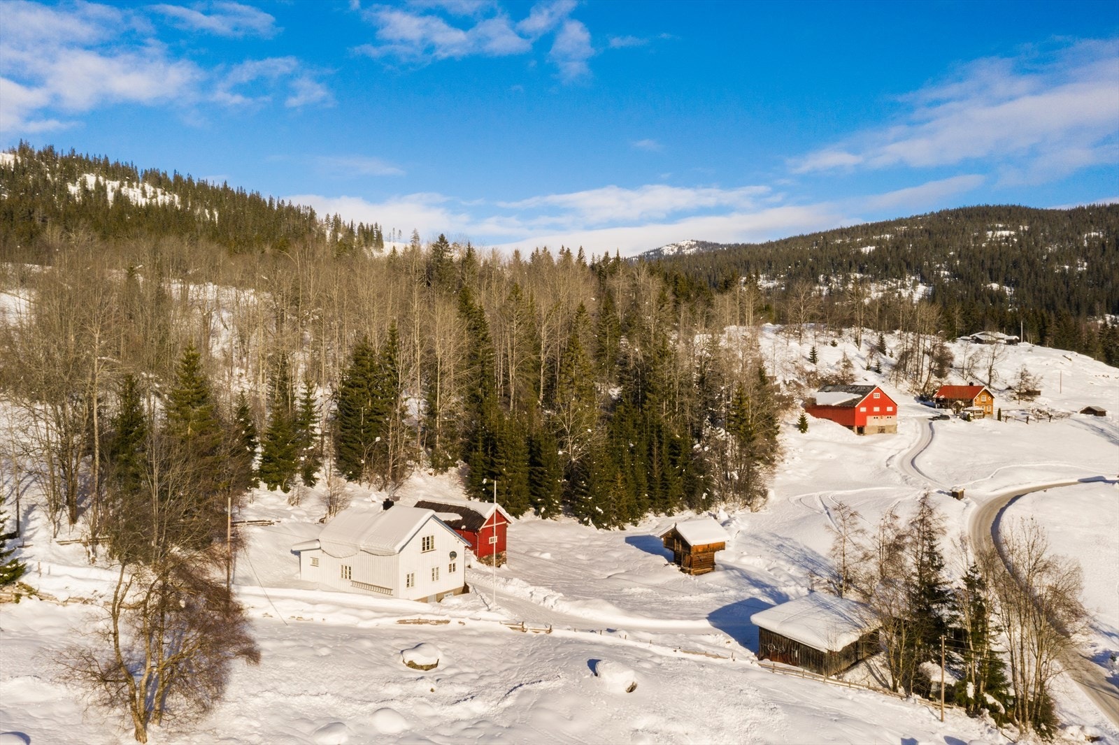 Dette sjarmerende småbruket ligger flott til Rogrenda i Hjartdal kommune. Galleribilde