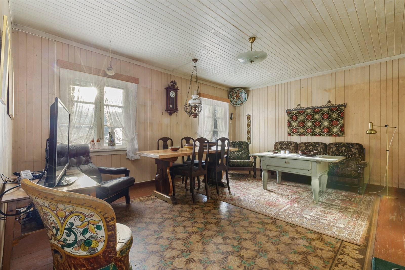 I stuen er det god plass til flere sittegrupper. Galleribilde