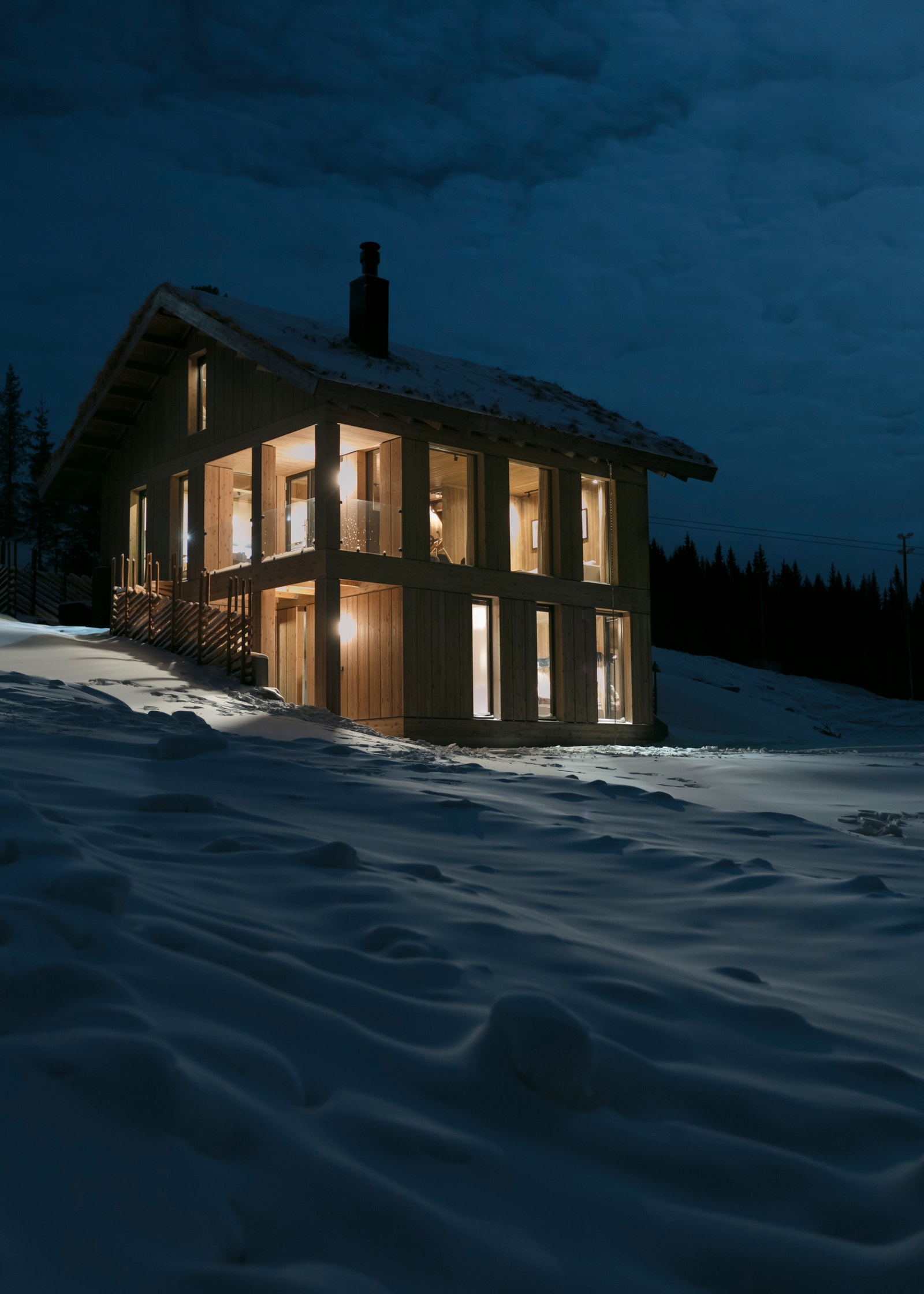 Sokkelhyttene ligger fint i terrenget. Her sett i annet miljø enn Lemonsjøen Galleribilde