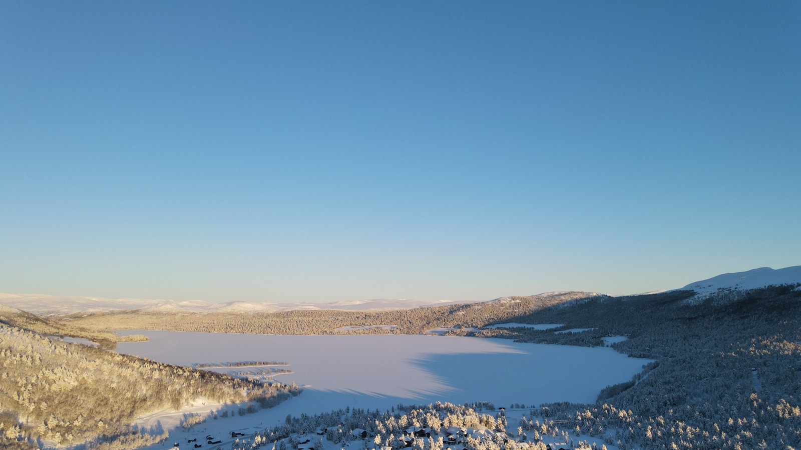 Vakre omgivelser med innsjø og fjell Galleribilde