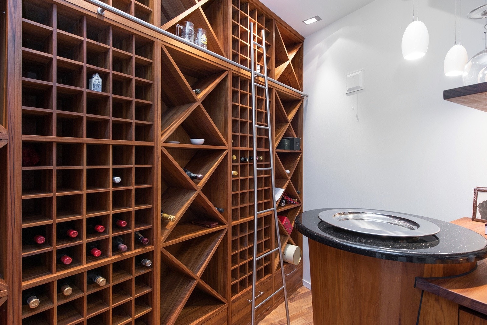 Arkitektegnet vinkjeller/bar i eksklusiv heltre teak. Designet av Invit arkitekter Galleribilde