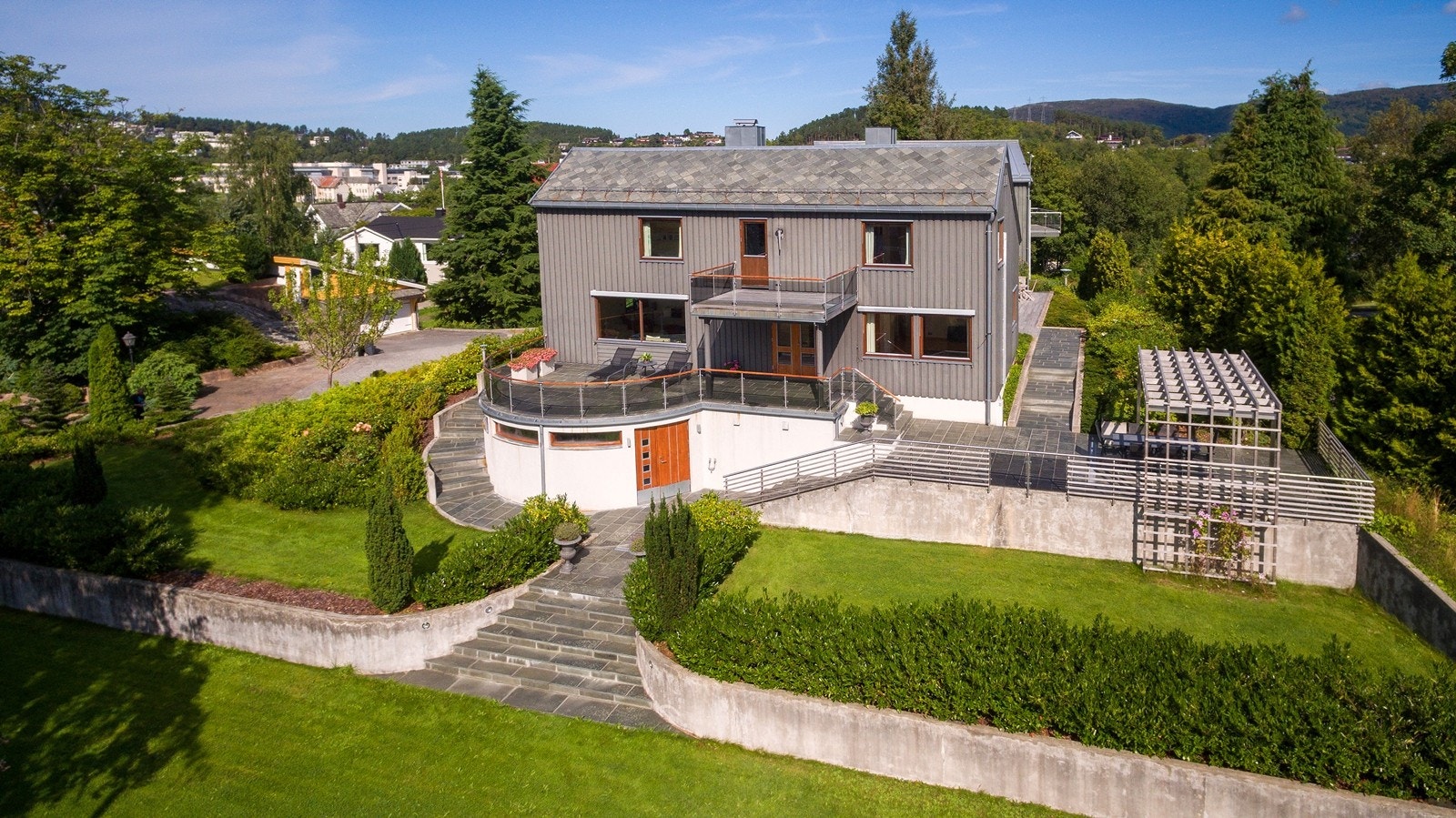 Drone syd - flere uteplasser og parkmessig opparbeidet tomt Galleribilde