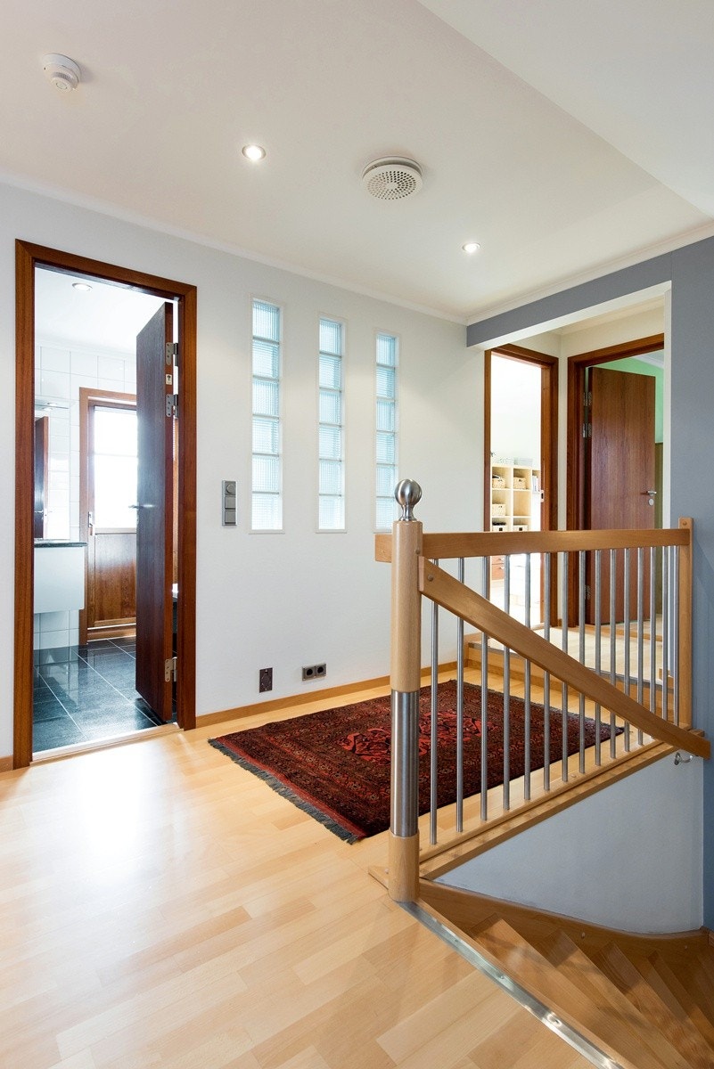 Gang i sørfløyen 2. etasje. Her er det bad, 3 soverom, garderober og gang Galleribilde