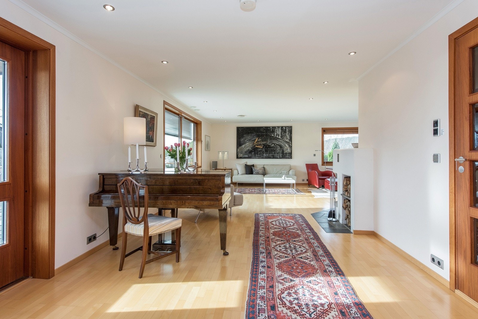 Innbydende stue med heltre teak dører og vinduer - gode lysforhold Galleribilde