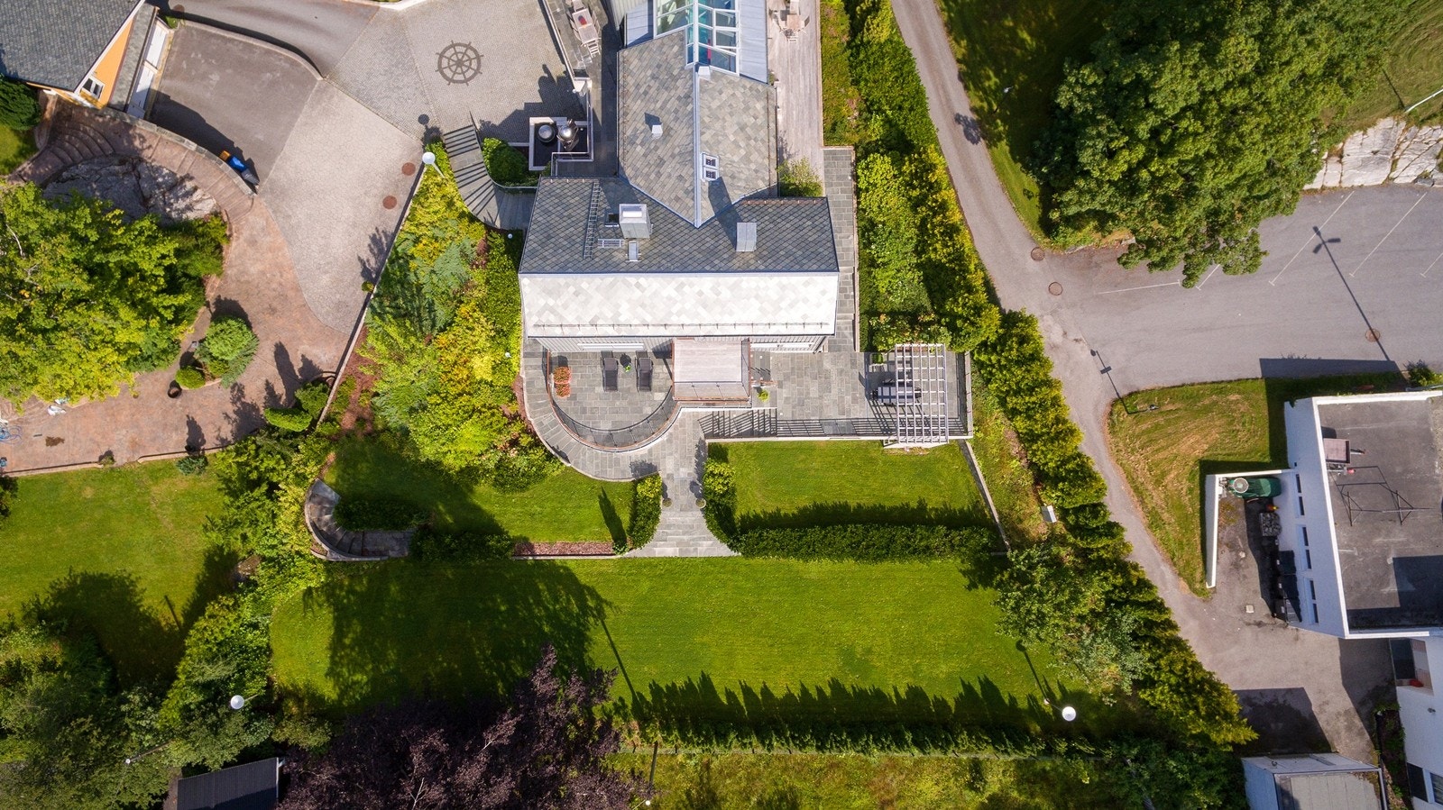 Tomten og deler av boligen sett ovenfra - parkmessig opparbeidet tomt Galleribilde