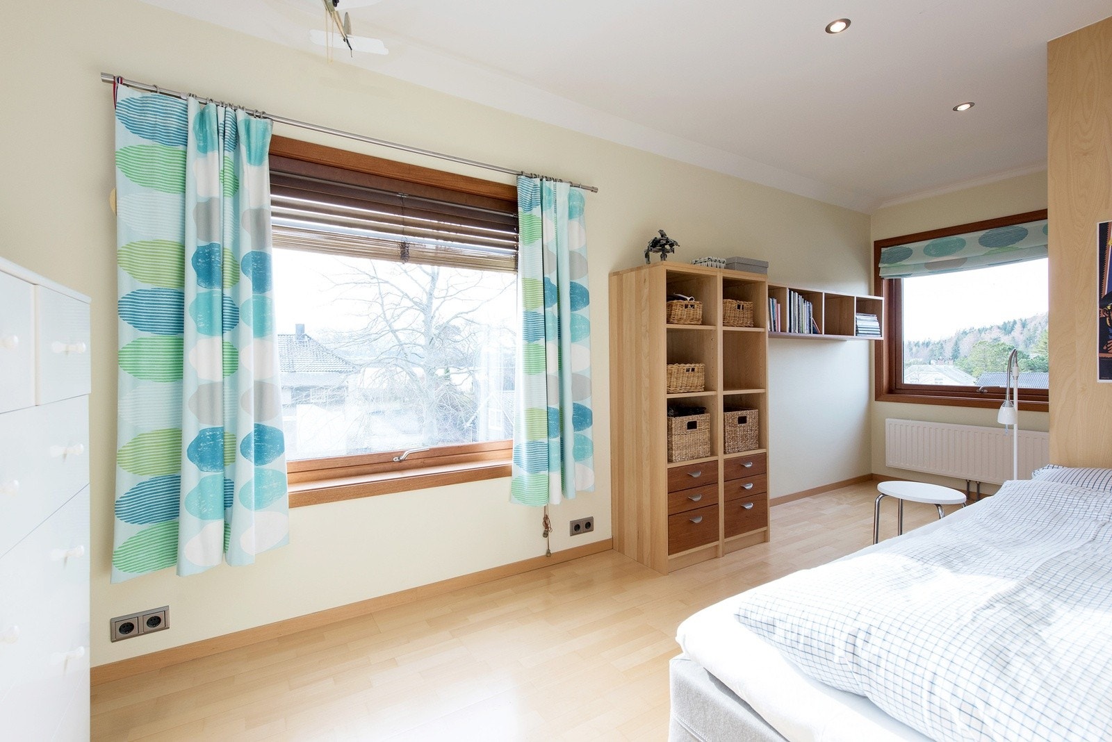 Stort og luftig soverom sydfløy - stor garderobe Galleribilde