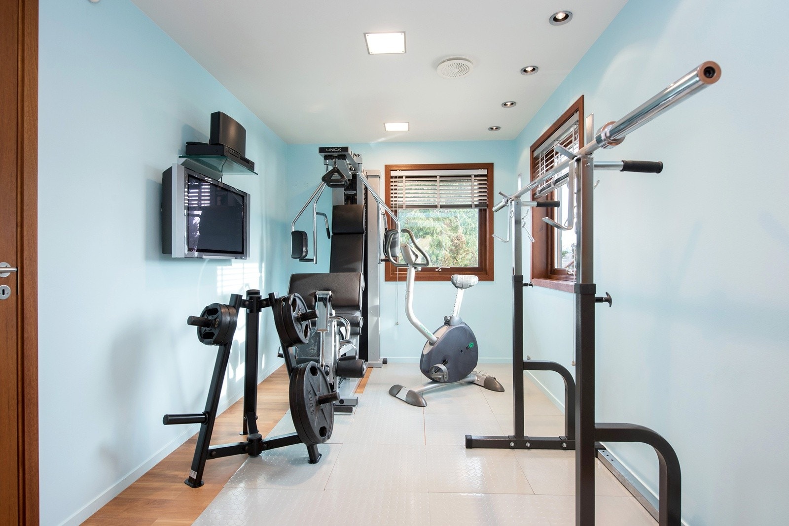 Trimrom i hovedetasjen i nordfløyen. Kan også brukes som soverom. Spotter i tak. Velfungerende ventilasjon. Galleribilde