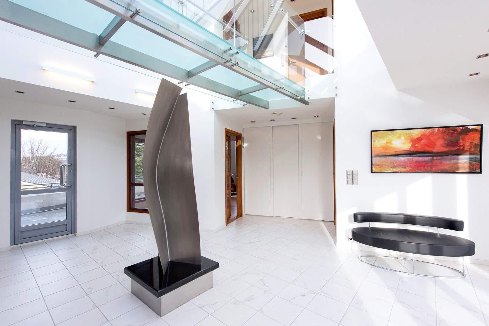 Elegant utformet hall med gangbro i glass Galleribilde