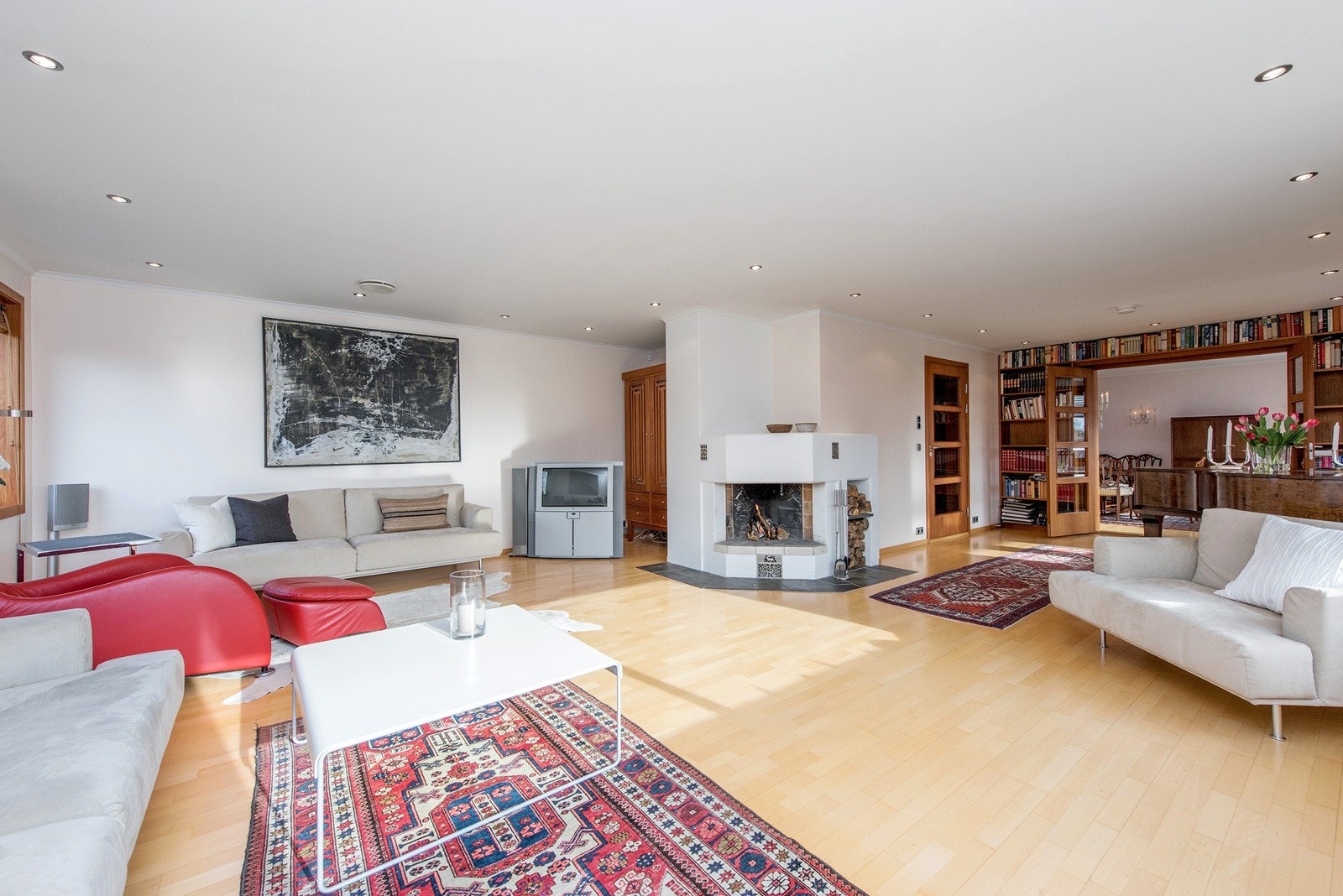 Stue med peis og belysning av høy standard - intercom anlegg i hele huset Galleribilde