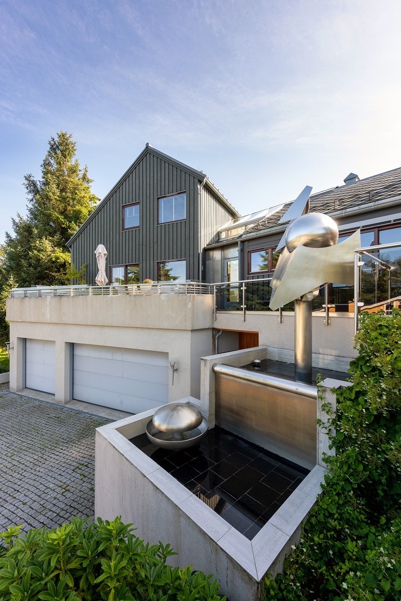 Skulptur designet av kunstner Terje Fagermo medfølger med innlagt vannfontene Galleribilde