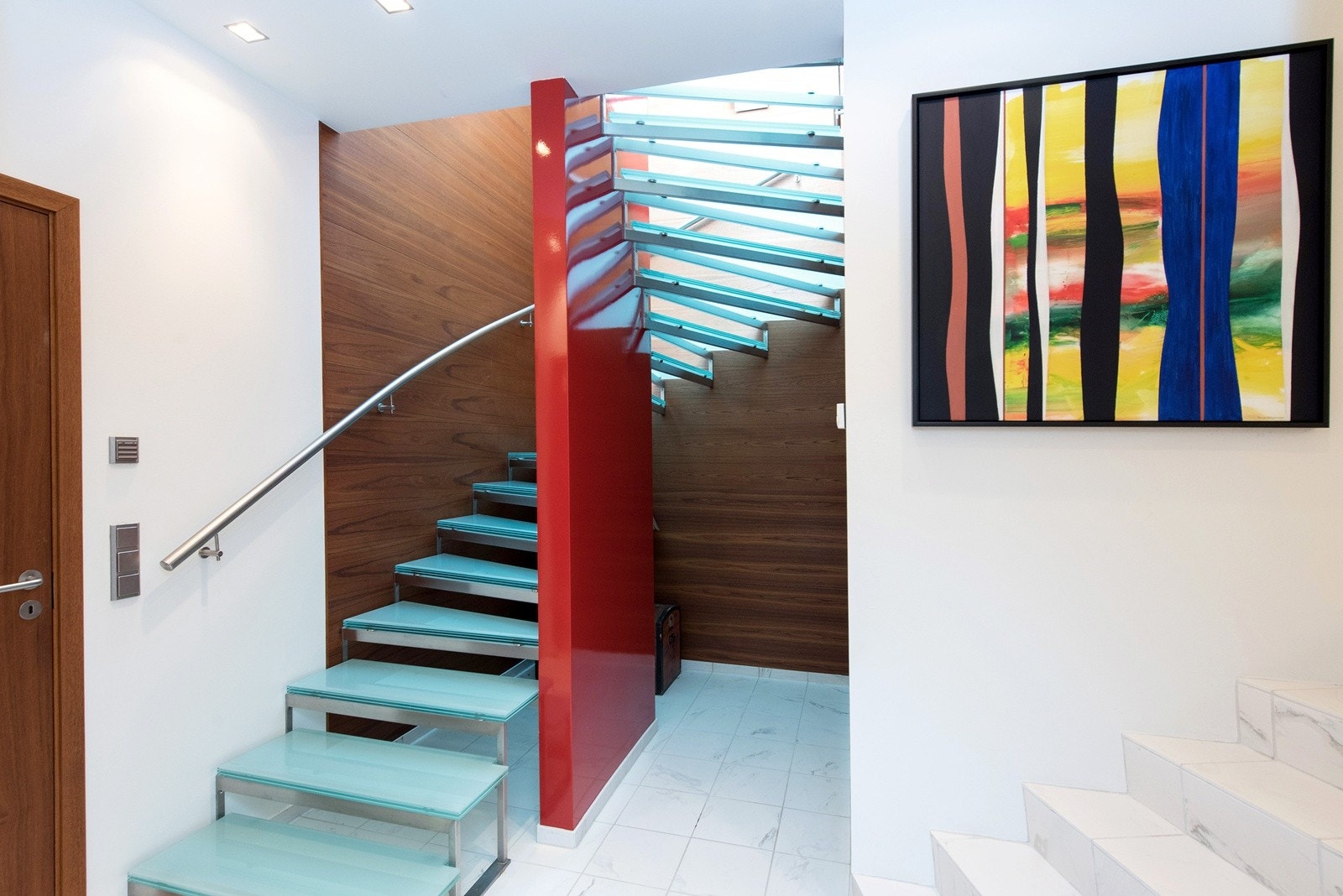 Elegant arkitekttegnet glasstrapp til hovedetasje Galleribilde