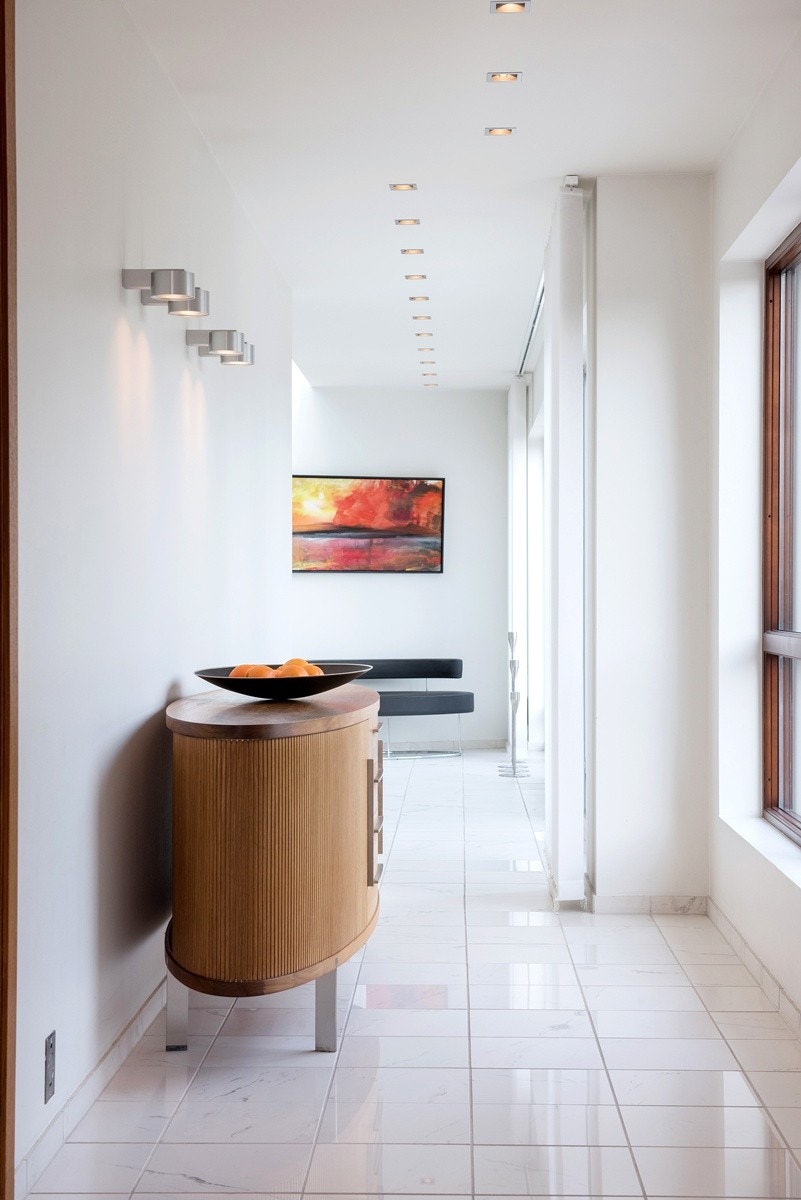 Lys og åpen gang med delikate marmorfliser og belysning fra Delta light. Dør til solrik terrasse mot øst Galleribilde