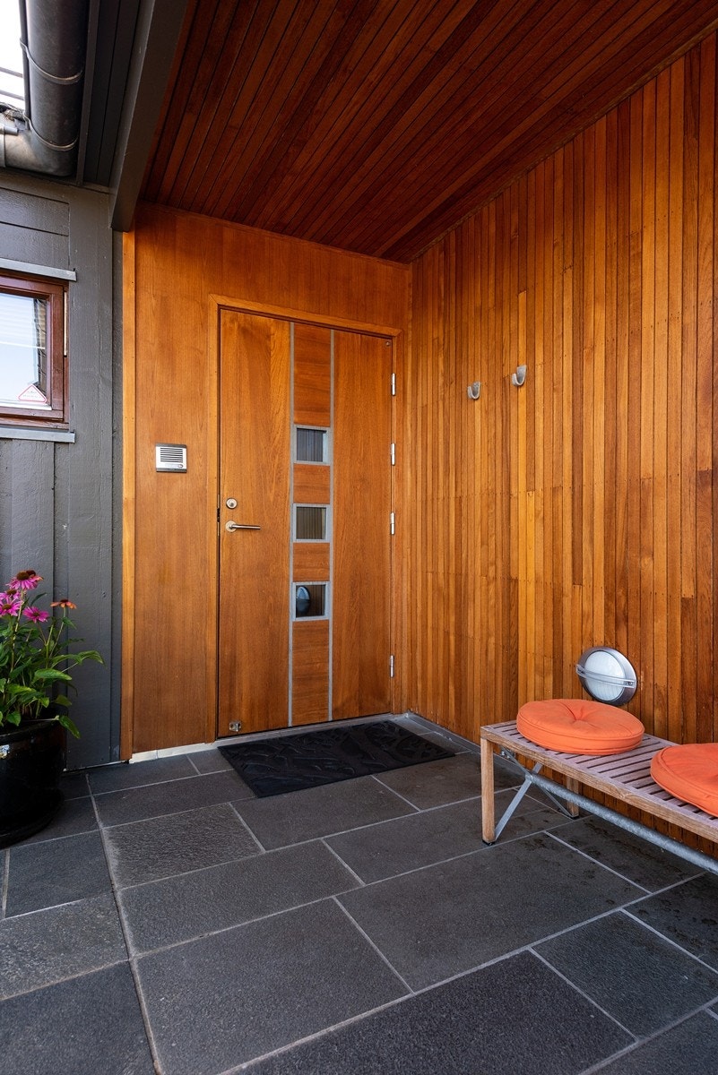 Inngangsparti med skifer og teak - påkostet materialvalg Galleribilde