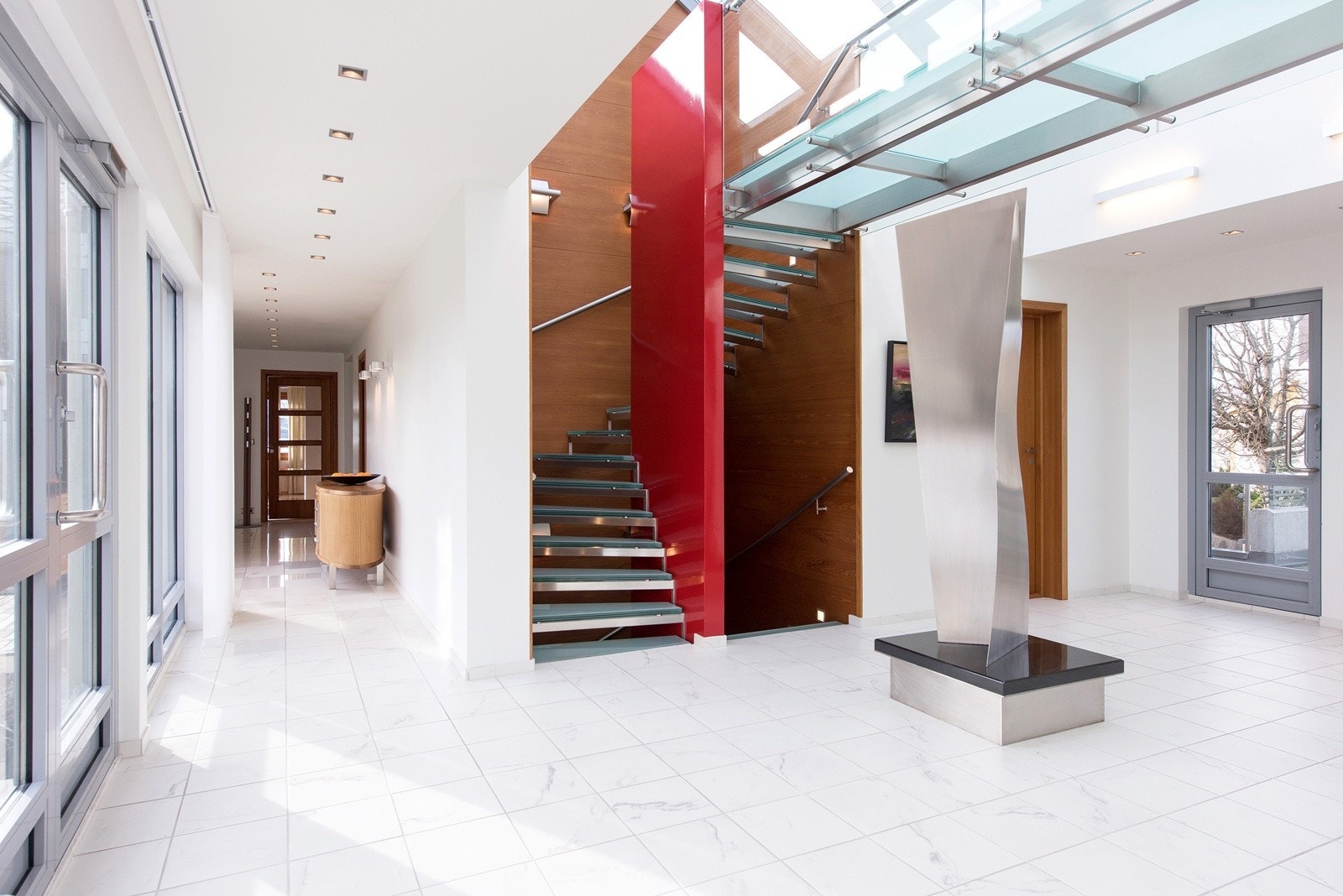 Stor åpen hall med italienske marmorfliser og glassbro fra hovedetasjen. Kunstverk medfølger ikke, men kan medfølge mot vederlag Galleribilde