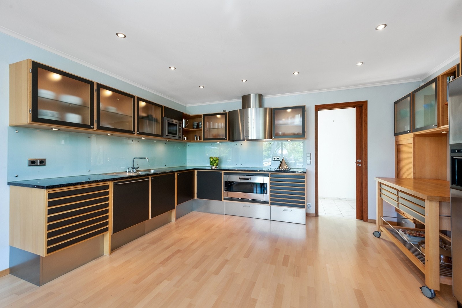 Kvalitetskjøkken fra Uno Form med hvitevarer fra Gaggenau Galleribilde