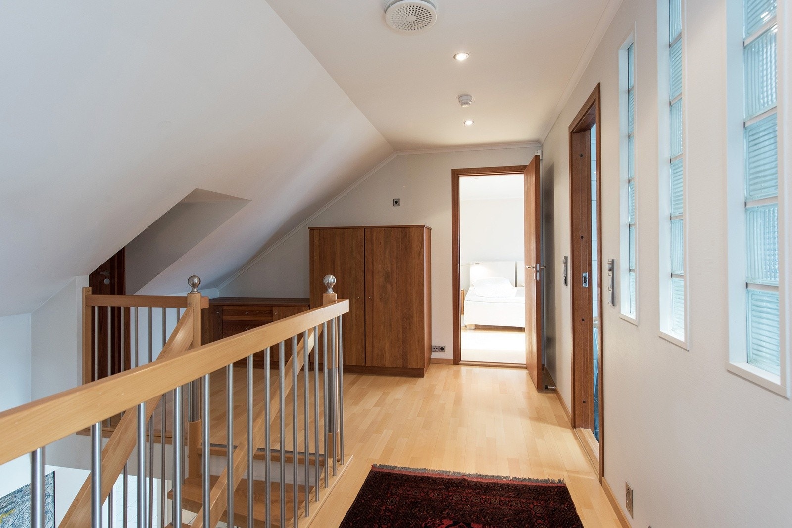 Gang 2. etasje i sørfløyen, samt stor lagringsloft til venstre Galleribilde